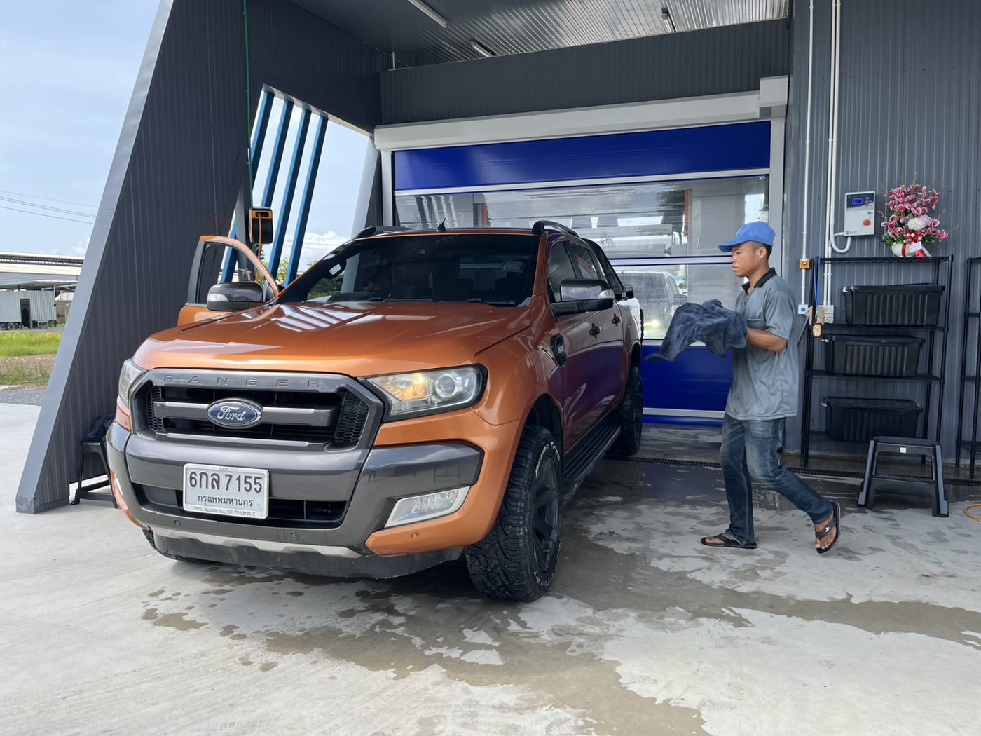 ทีมงาน ORCA Auto Wash เช็ดรถหลังล้าง Ford Ranger วันเปิดร้าน APW