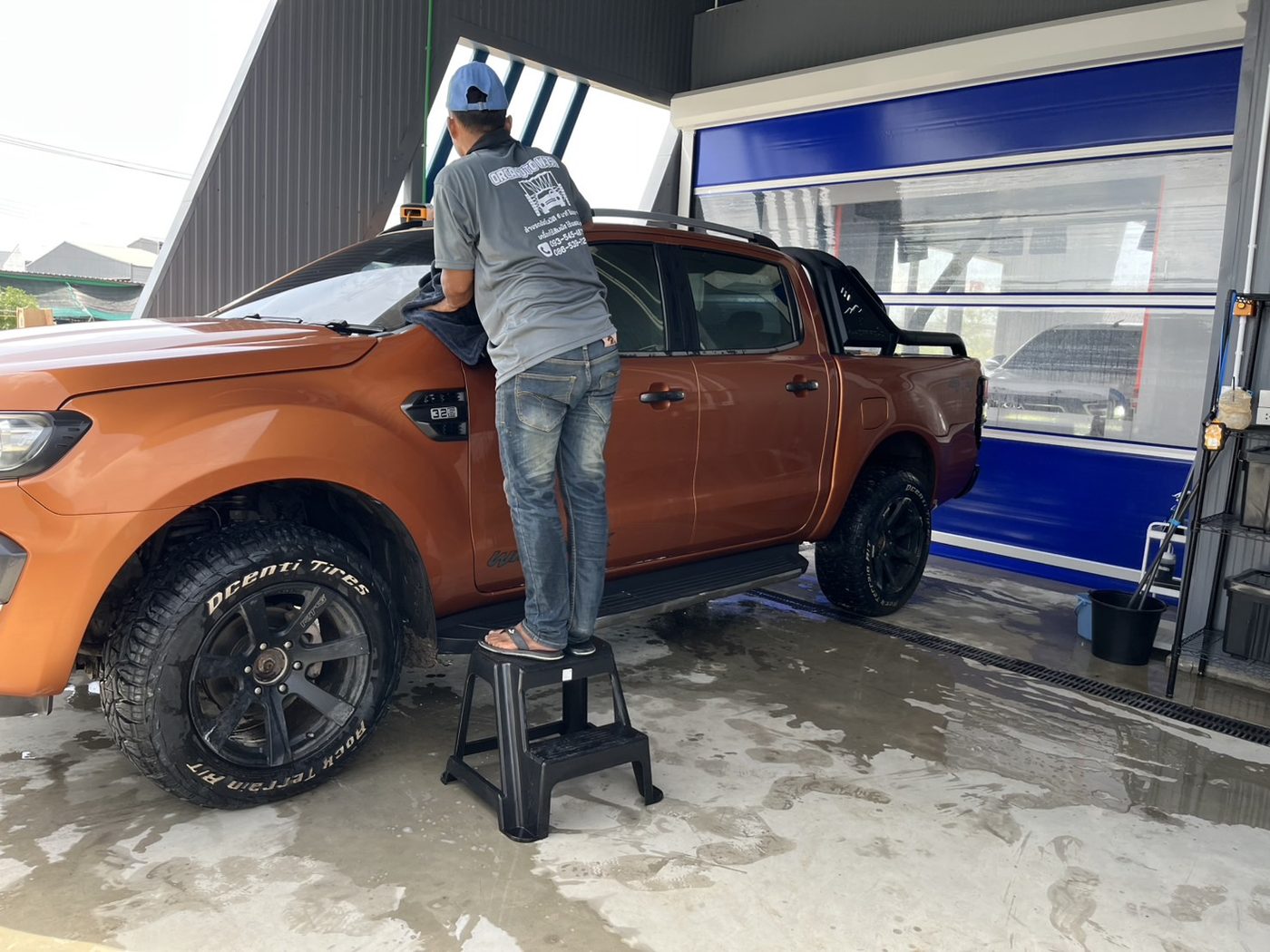 พนักงาน ORCA เช็ดรถ Ford Ranger หลังล้าง ในร้านแล้วเสร็จ APW
