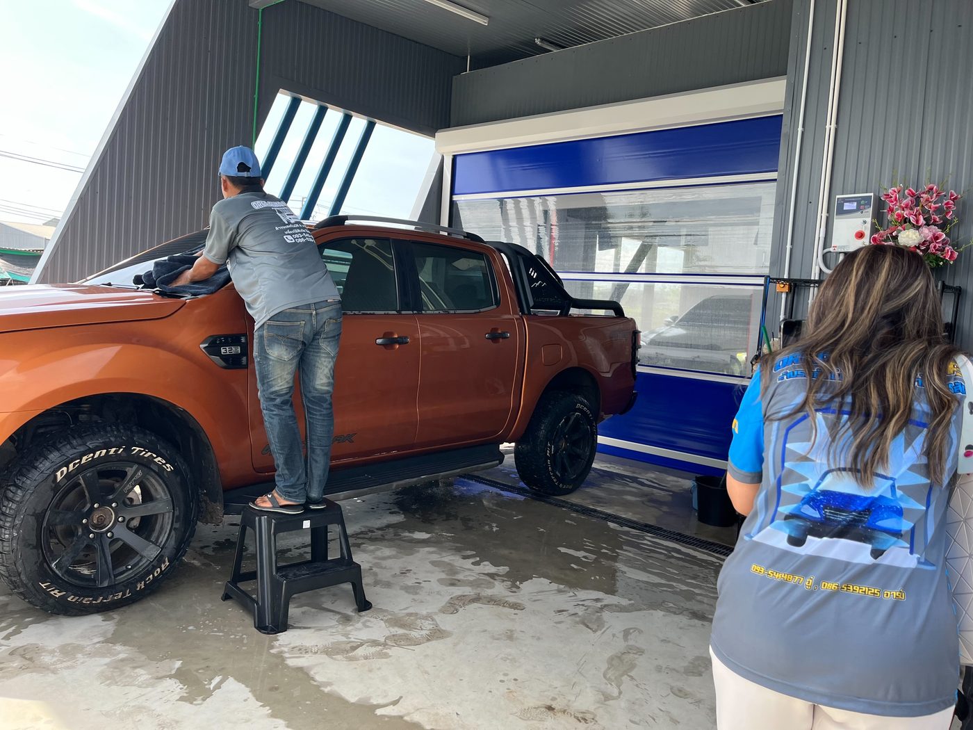 ทีมงาน ORCA Auto Wash เช็ดรถ Ford Ranger วันเปิดตัว ดอกไม้แสดงความยินดี APW