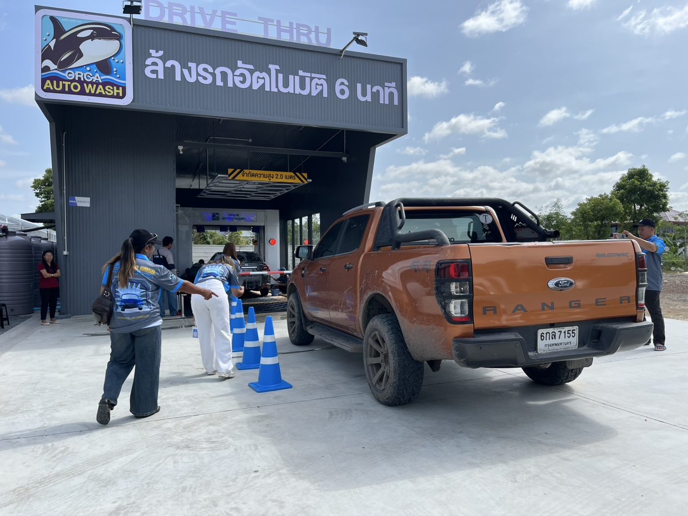 ป้าย ORCA Auto Wash DRIVE THRU ล้างรถอัตโนมัติ 6 นาที หน้าร้านแล้วเสร็จ APW