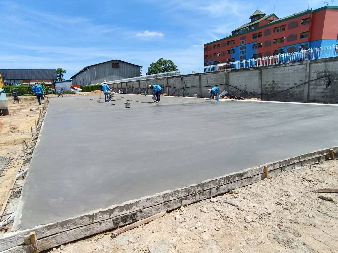 ทีมงาน APW เทพื้นคอนกรีตลานล้างรถ ORCA Auto Wash — APW Aphiwat Building