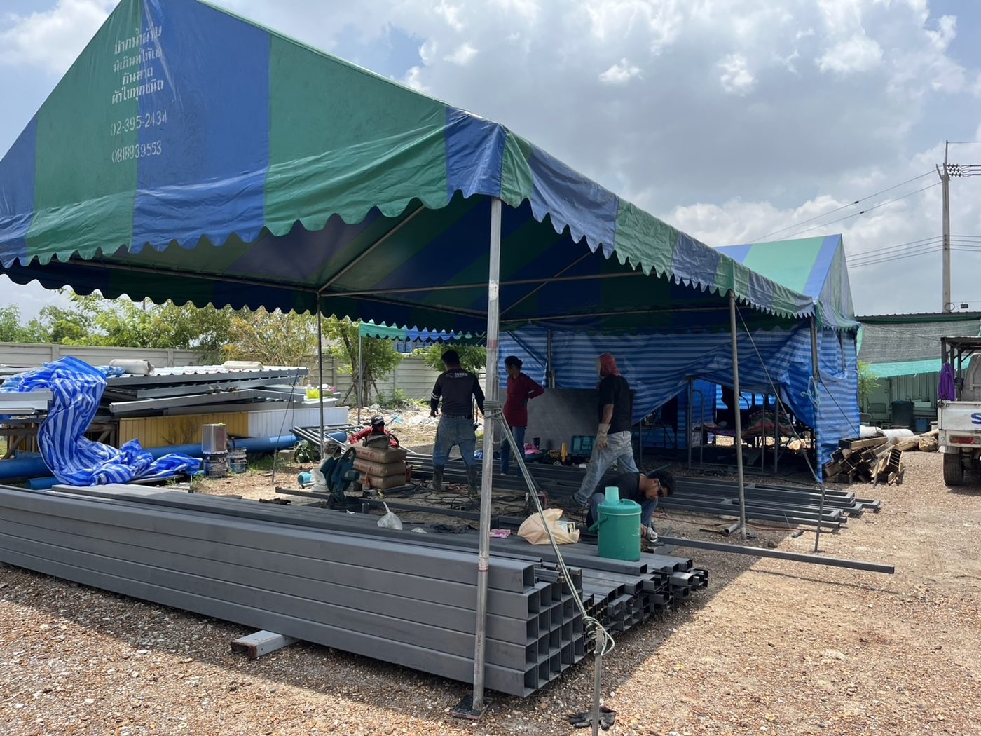 ทีมช่าง APW ทำงานประกอบเหล็กหน้างาน ORCA Auto Wash — APW