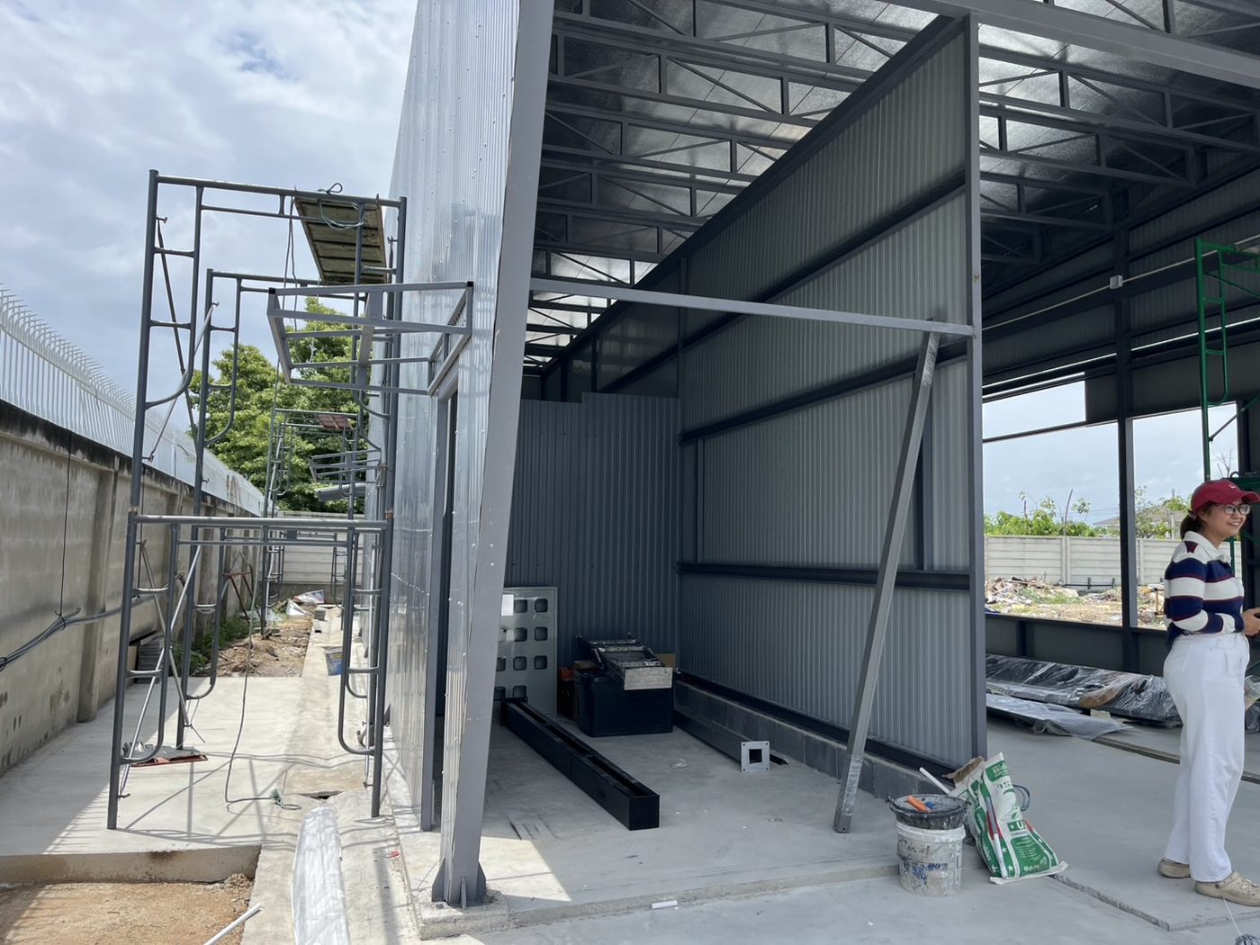 ติดตั้งผนังสังกะสีร้านล้างรถ ORCA ช่วง mid-construction — APW
