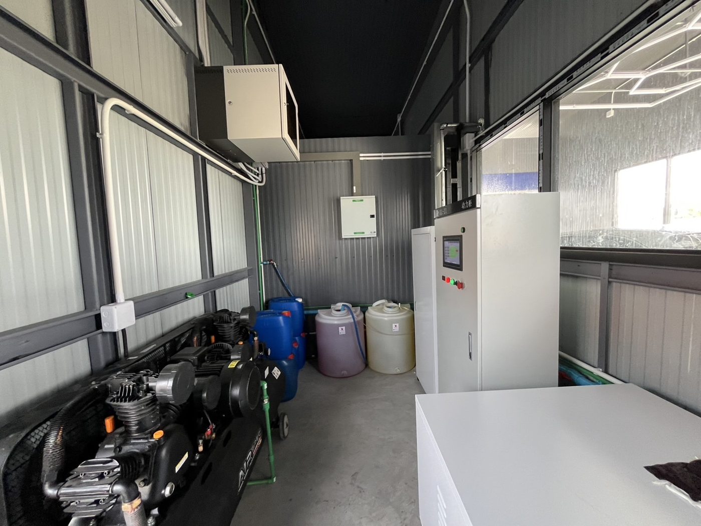 ห้องเครื่อง ORCA Auto Wash คอมเพรสเซอร์ ตู้ควบคุม ถังน้ำยา ระบบไฟฟ้า 3 เฟส — APW