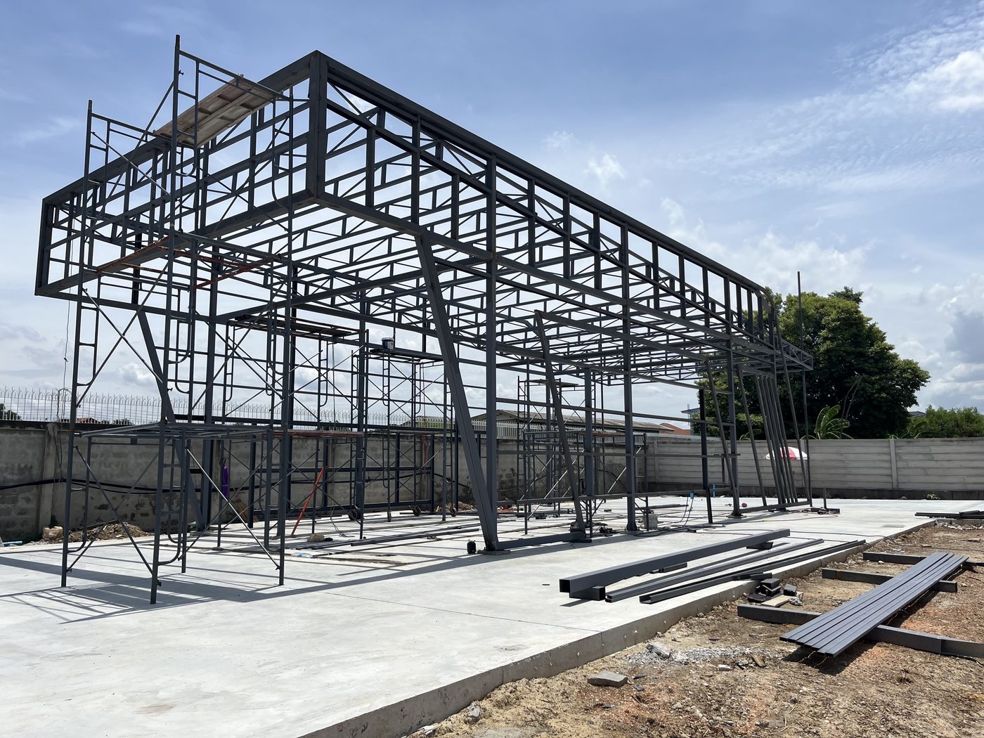 โครงเหล็กร้านล้างรถ ORCA Auto Wash มุมกว้าง เห็นทั้งอาคาร — APW