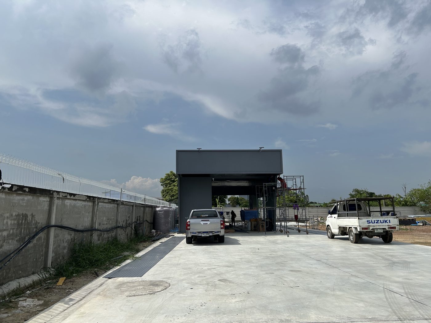 ร้านล้างรถ ORCA Auto Wash ใกล้แล้วเสร็จ มุมหน้าร้าน — APW