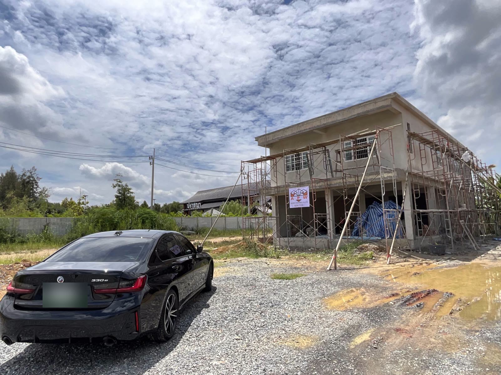 หน้างานจริง บ้าน 2 ชั้น บางใหญ่ ช่วงฉาบผนังภายนอก ตั้งนั่งร้านรอบอาคาร