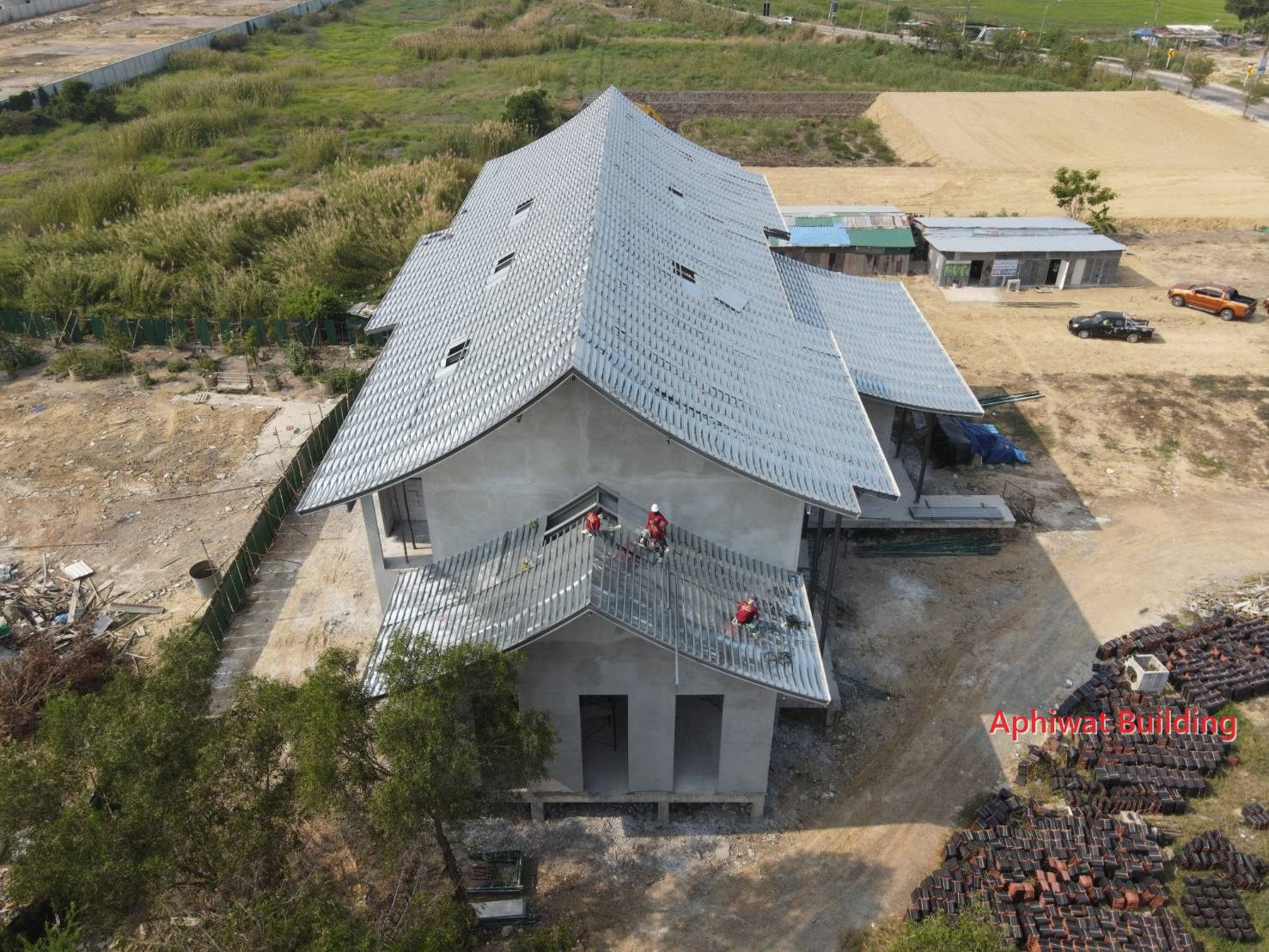 ภาพโดรน — ปูแผ่นรองก่อนมุงกระเบื้อง
