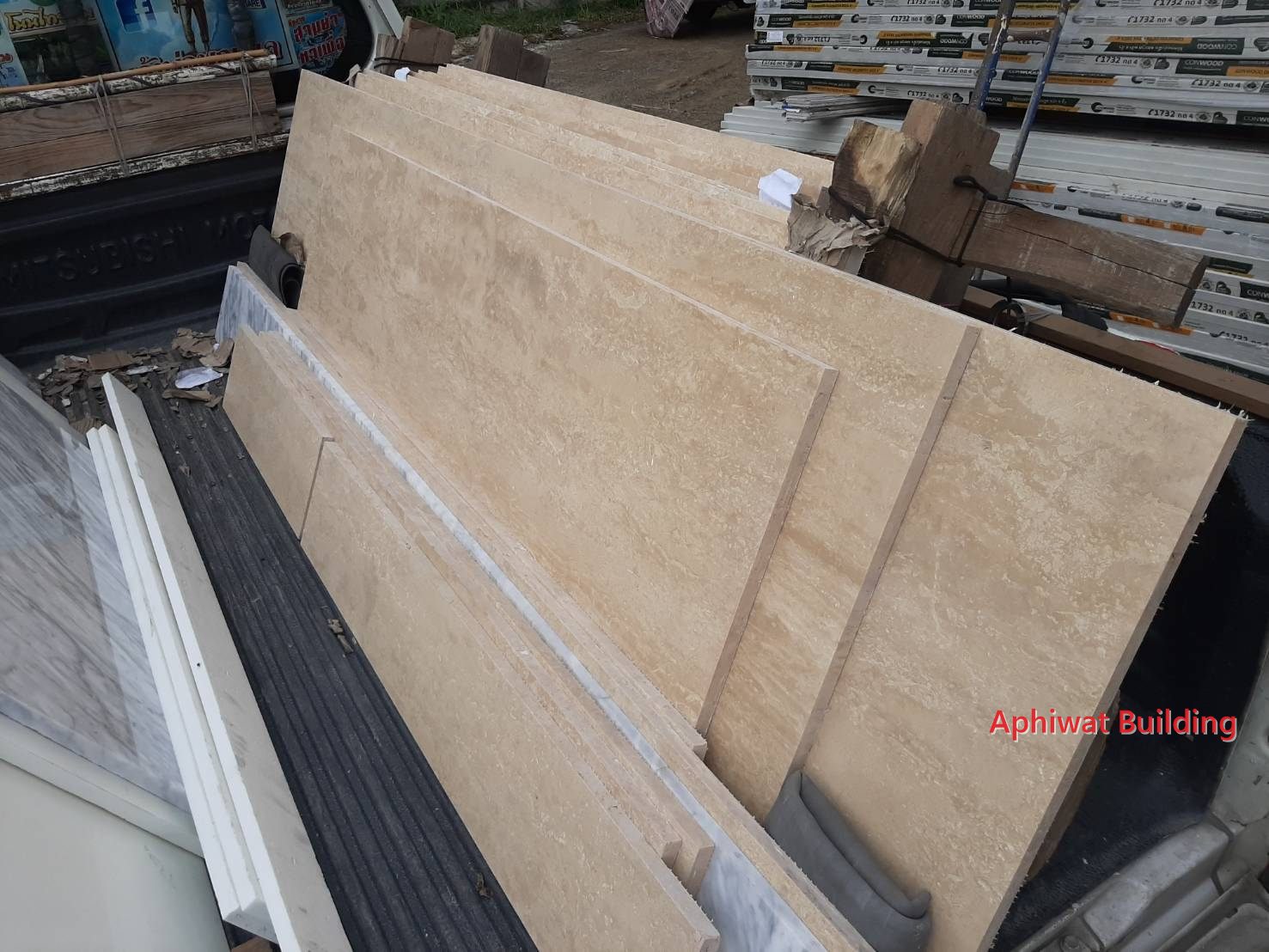 หินอ่อนโทนครีม (Light Travertine) ก่อนติดตั้ง