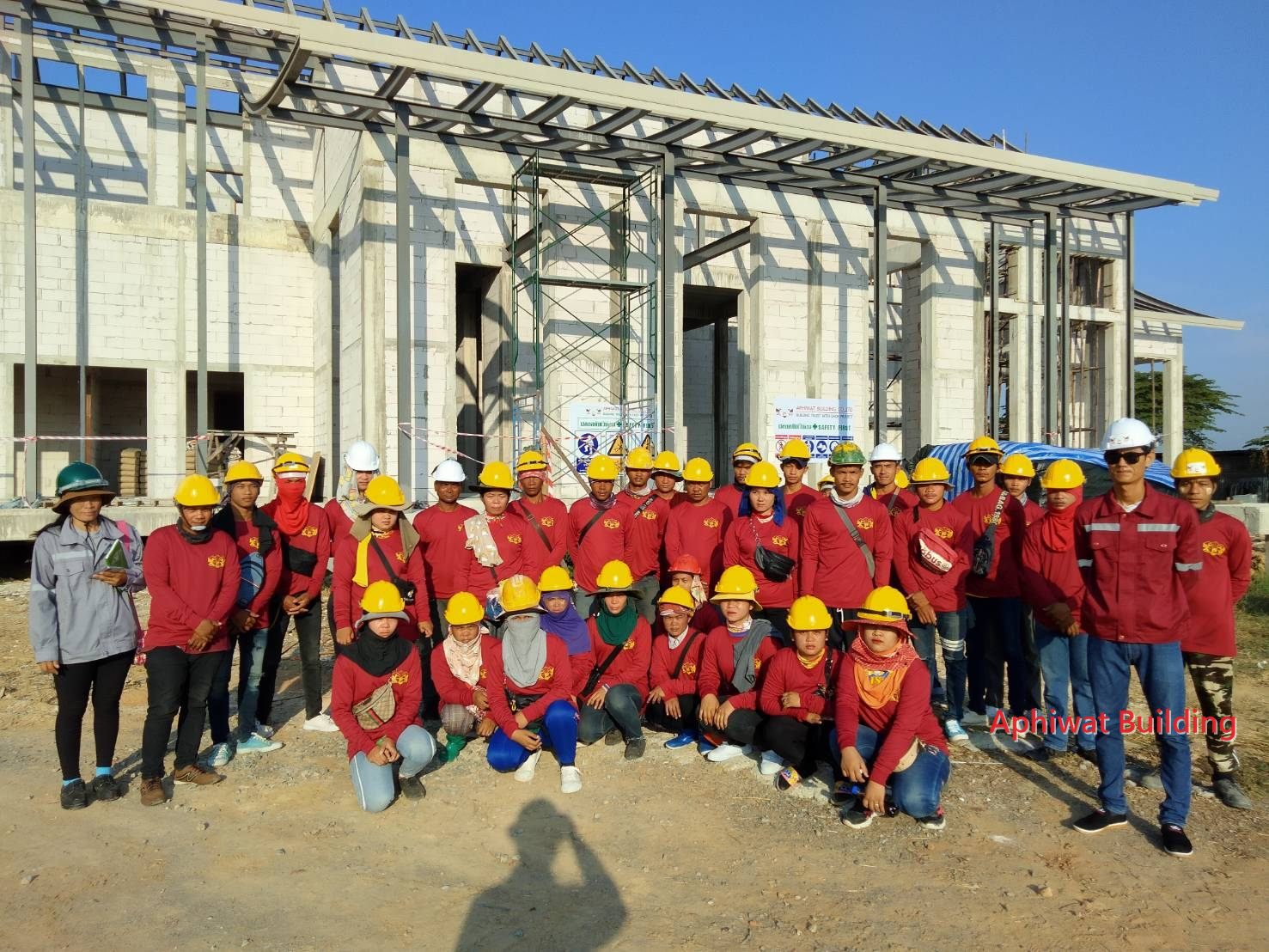 ทีมงานในโครงการพร้อมชุดและหมวกนิรภัย