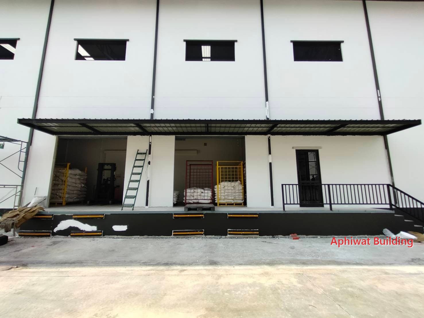 ด้านหน้าชานขนถ่าย ยางกันกระแทกดำ-เหลือง