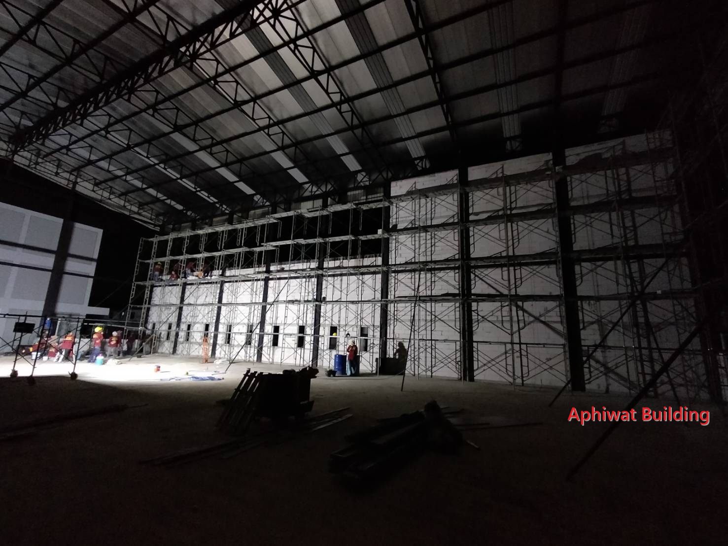 เปิดไฟทำงานภายในโถงช่วงค่ำ