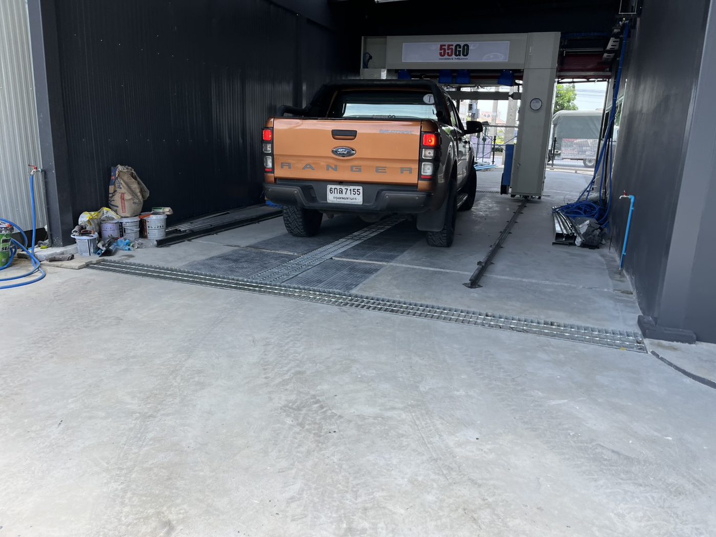 Ford Ranger ออกจากอุโมงค์ล้างรถ 55GO Drive Thru สะอาดทันใจ — APW Aphiwat Building