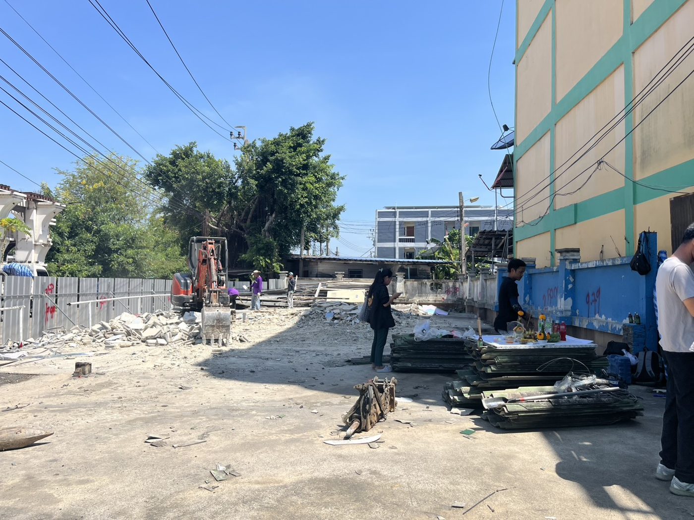 ทีมงานรื้อถอน 6 คน รถขุดแดง เอกชัย บางบอน — APW Aphiwat Building