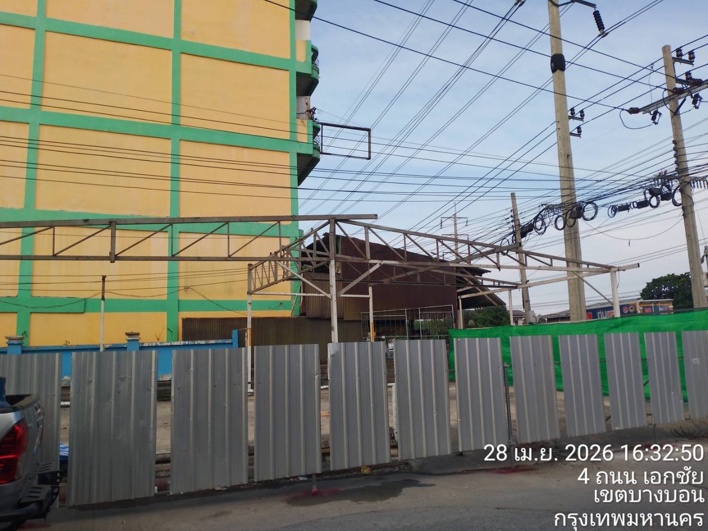 โครงเหล็กหลังคาก่อนหุ้มสังกะสี มองจากถนน 28 เม.ย. 2569 — APW Aphiwat Building