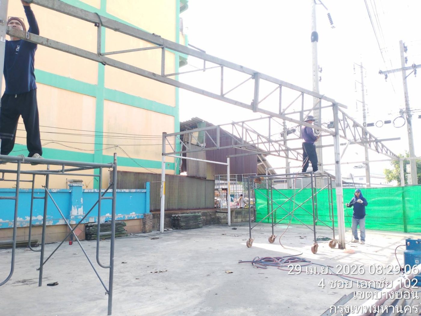 ช่างเชื่อมโครงเหล็กหลังคาบนนั่งร้าน 29 เม.ย. 2569 — APW Aphiwat Building