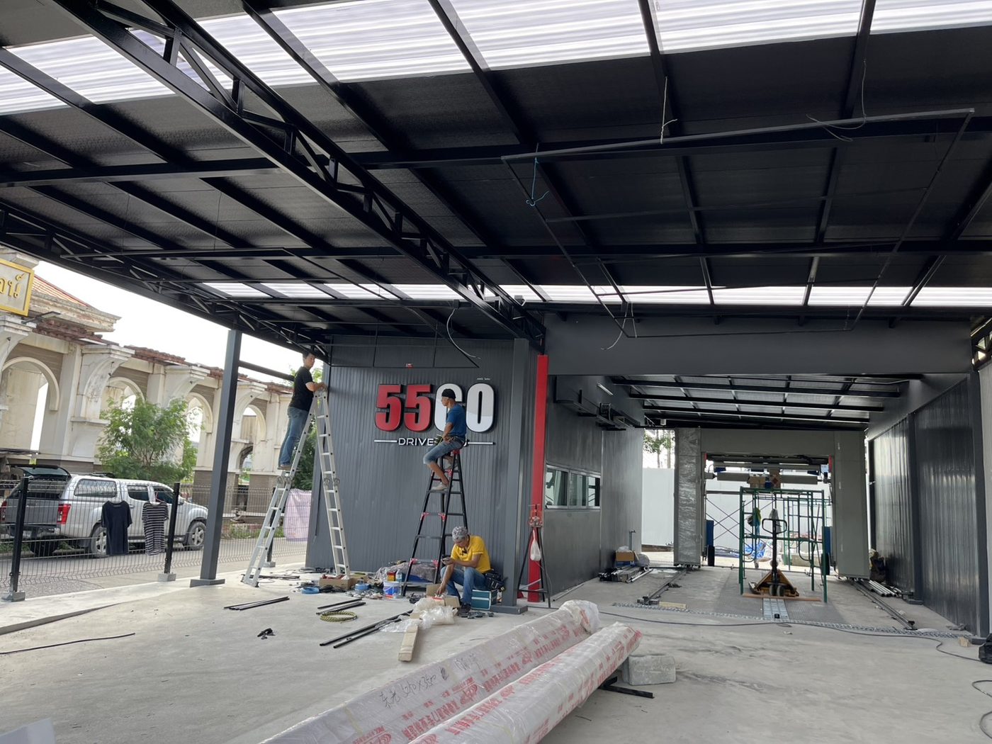 ก่อสร้างลานล้างรถ 55GO Drive Thru Car Wash ระบบ Conveyor อัตโนมัติ เอกชัย บางบอน — อภิวัฒน์ บิวดิ้ง