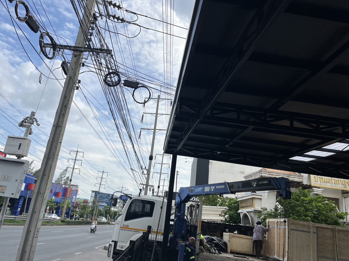 รถเครน Tadano ขนส่งเครื่องล้างรถ 55GO Drive Thru เข้าพื้นที่ — APW Aphiwat Building