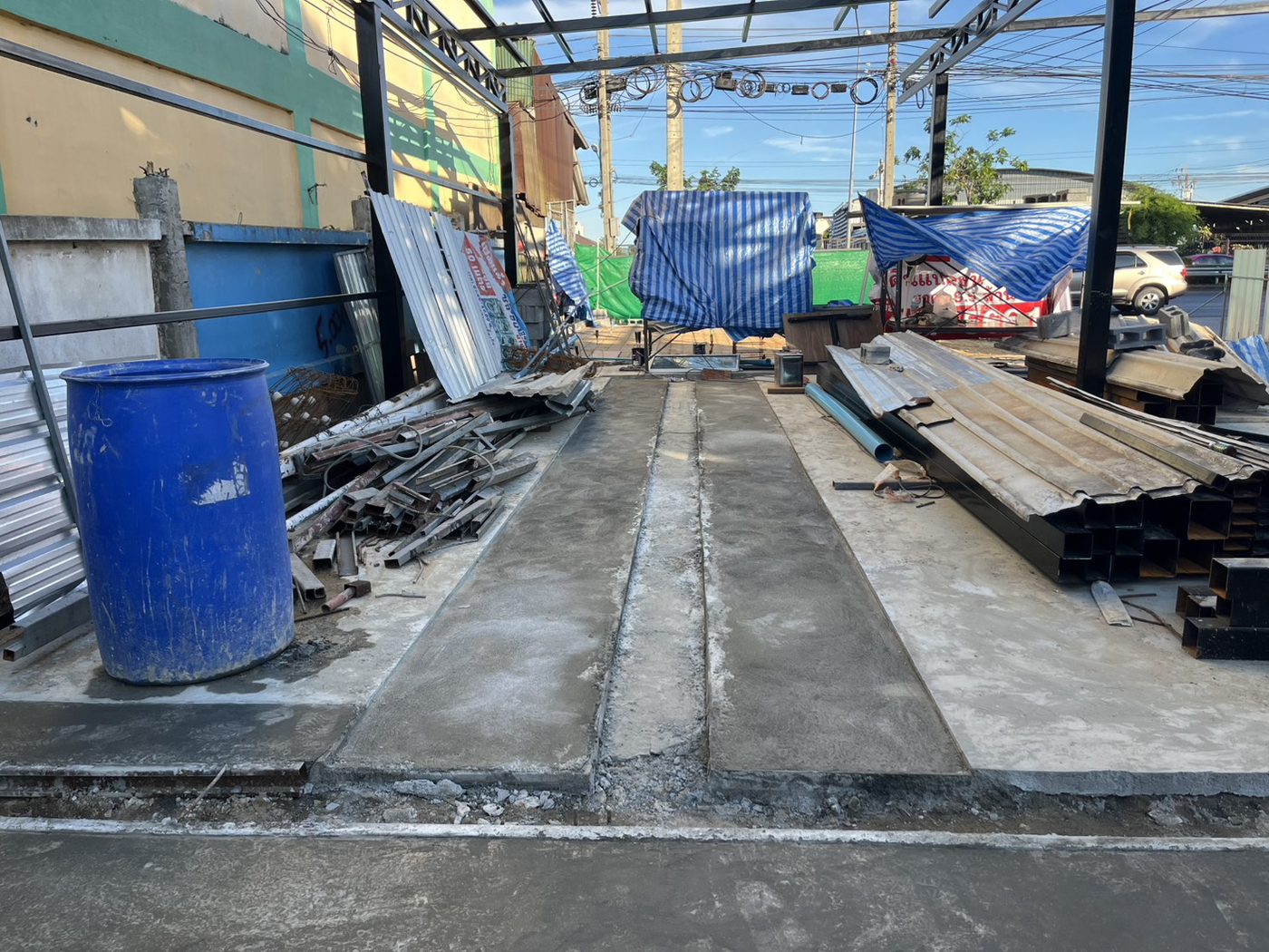 ร่อง Conveyor Pit และรางระบายน้ำยาว ภายในอุโมงค์ล้างรถ — APW Aphiwat Building