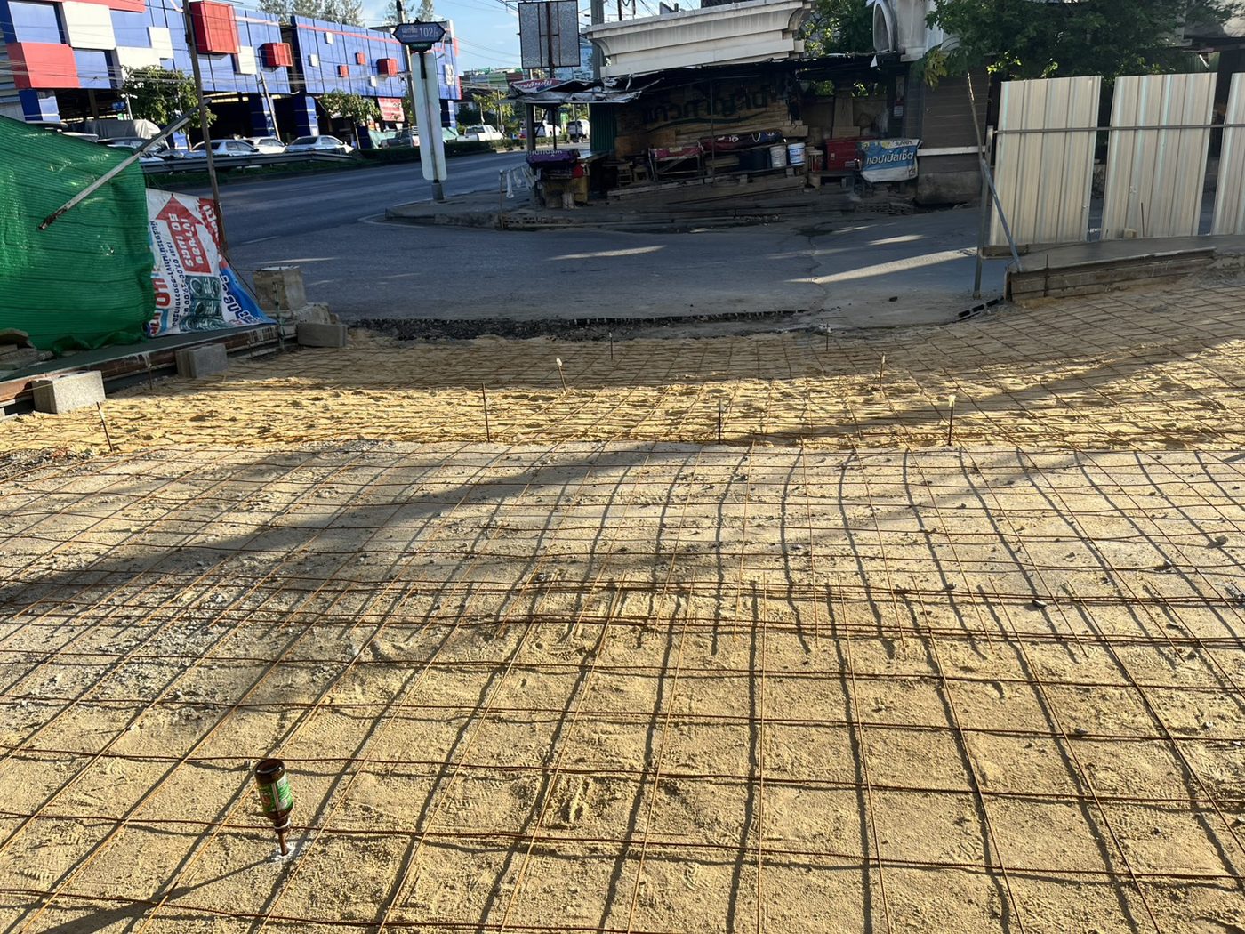 ผูกเหล็กตะแกรงพื้นก่อนเท มองออกถนนเอกชัย 102/2 — APW Aphiwat Building