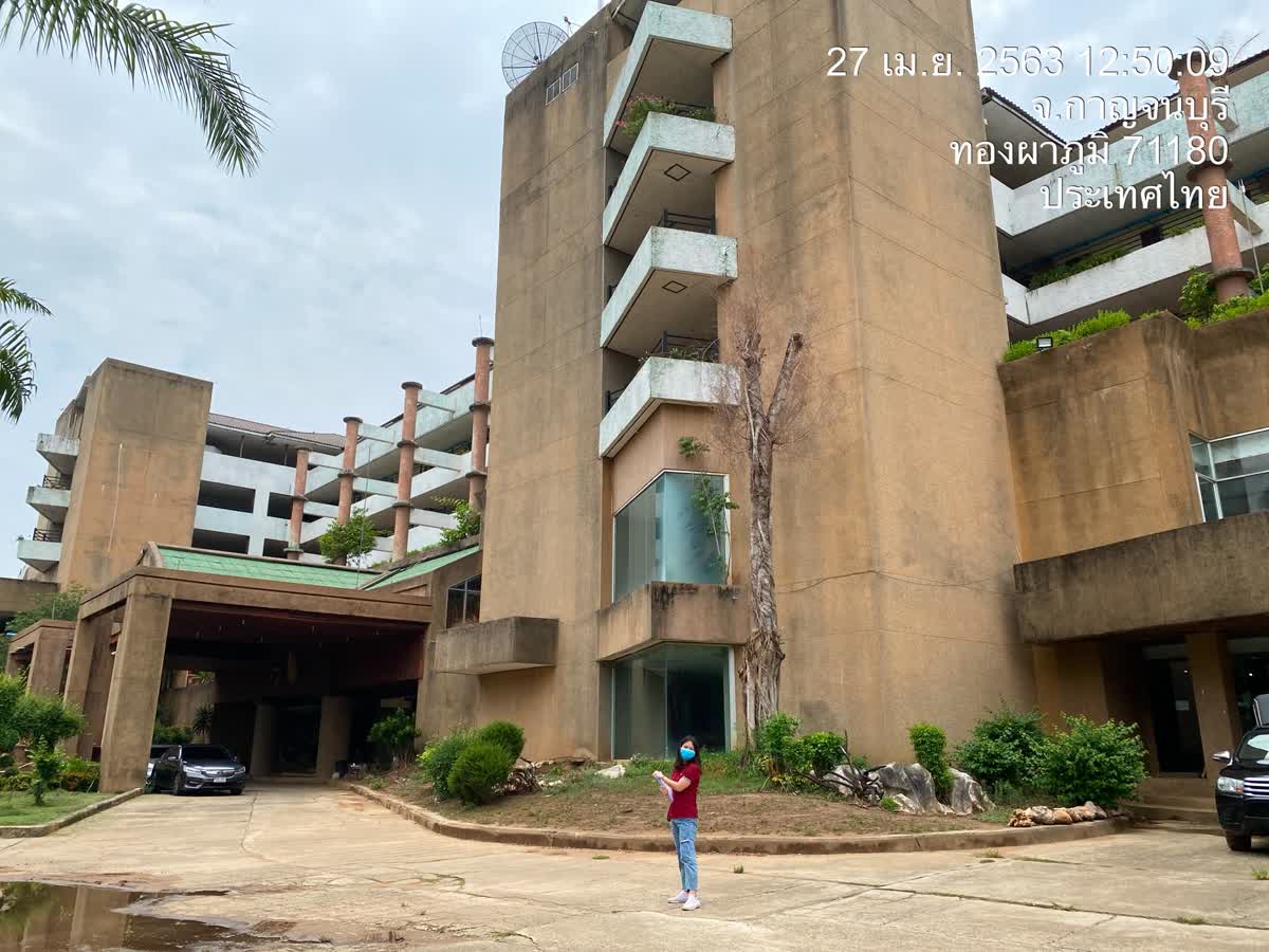 ทีมช่าง APW ปูผ้าใบป้องกันพื้นก่อนเริ่มงานภายใน