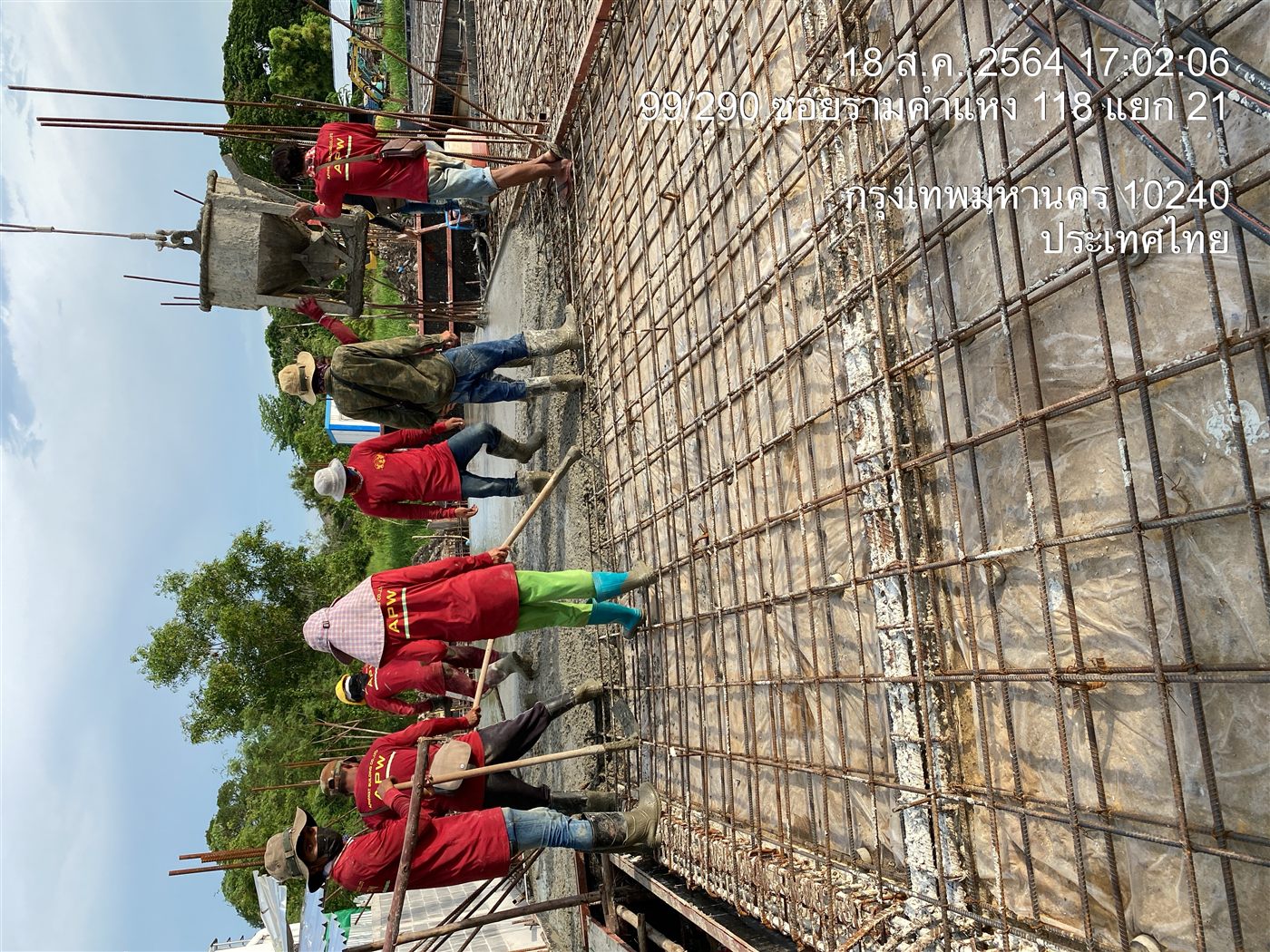 ทีมช่างอภิวัฒน์ บิวดิ้ง เทคอนกรีตสลาบพื้นชั้น 1 บ้านพักอาศัย ซอยรามคำแหง สิงหาคม 2564