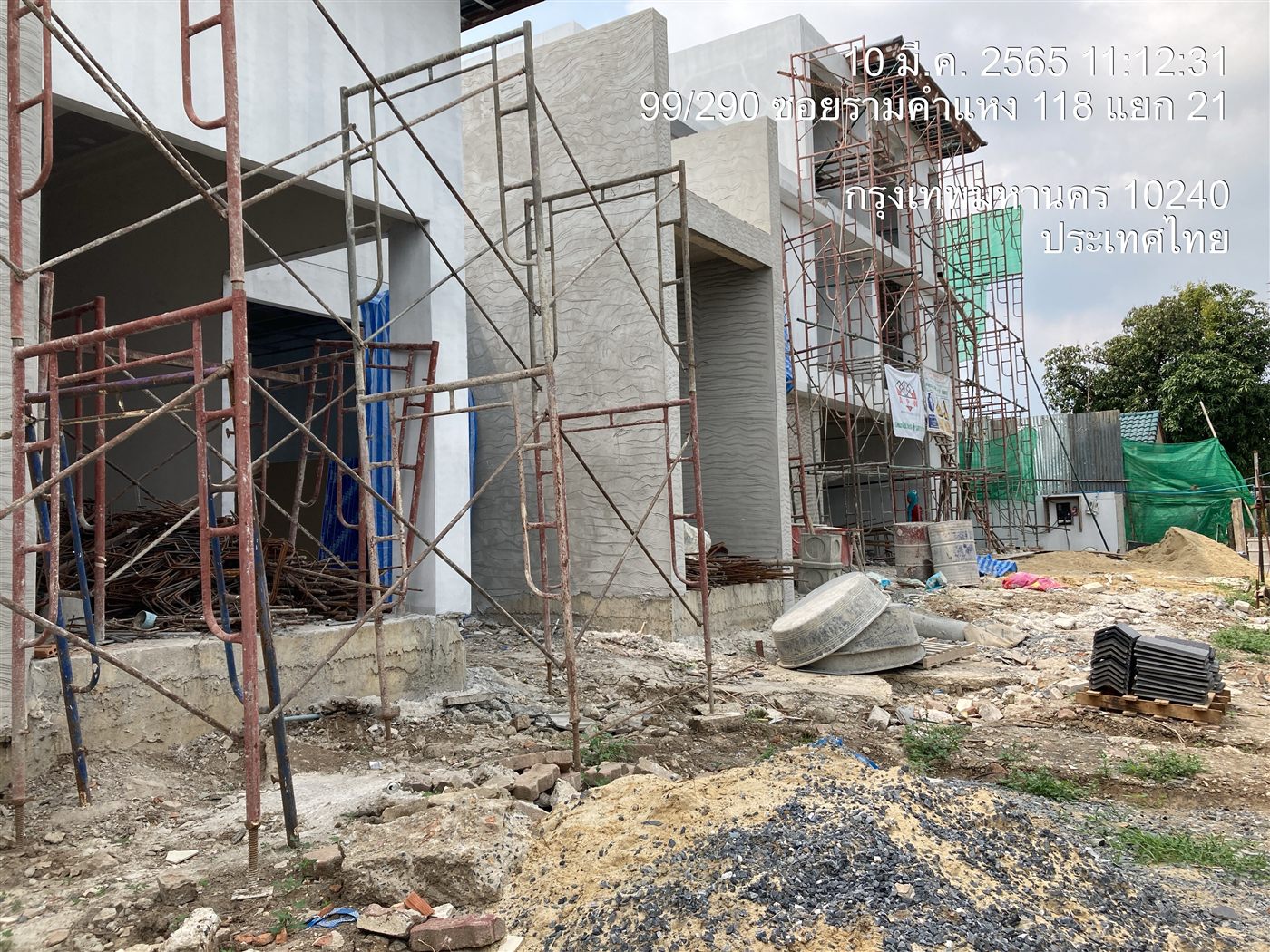 บ้านพักอาศัย 3 ชั้น คสล. ด้านหน้าพร้อมนั่งร้านครบรอบ อยู่ระหว่างงานก่อ-ฉาบผนัง มีนาคม 2565