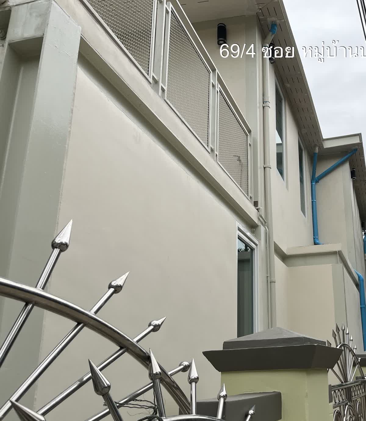 บ้านหลังรีโนเวทเสร็จ โทนสีใหม่พร้อมรั้วและราวระเบียงใหม่