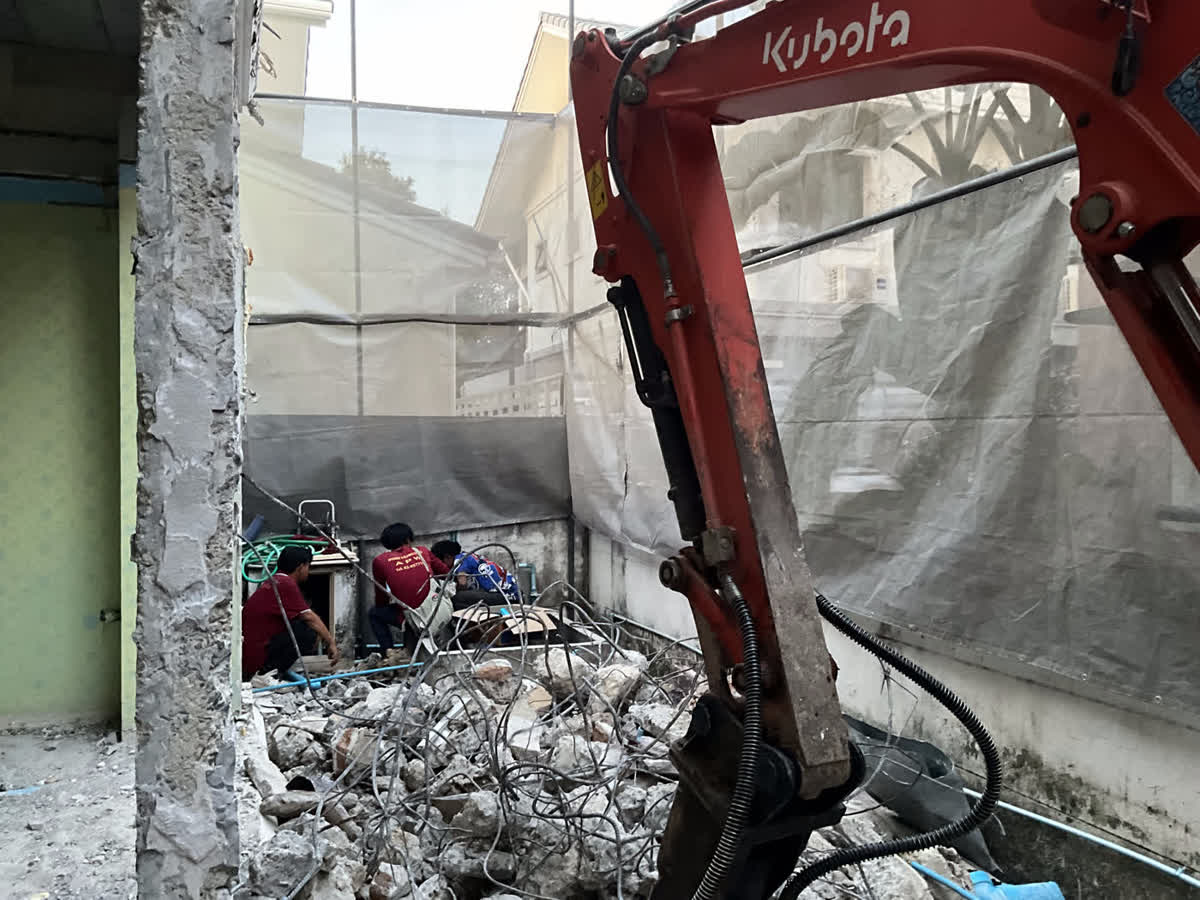 รถขุดเล็ก Kubota สกัดพื้นและโครงสร้างส่วนที่รื้อออก