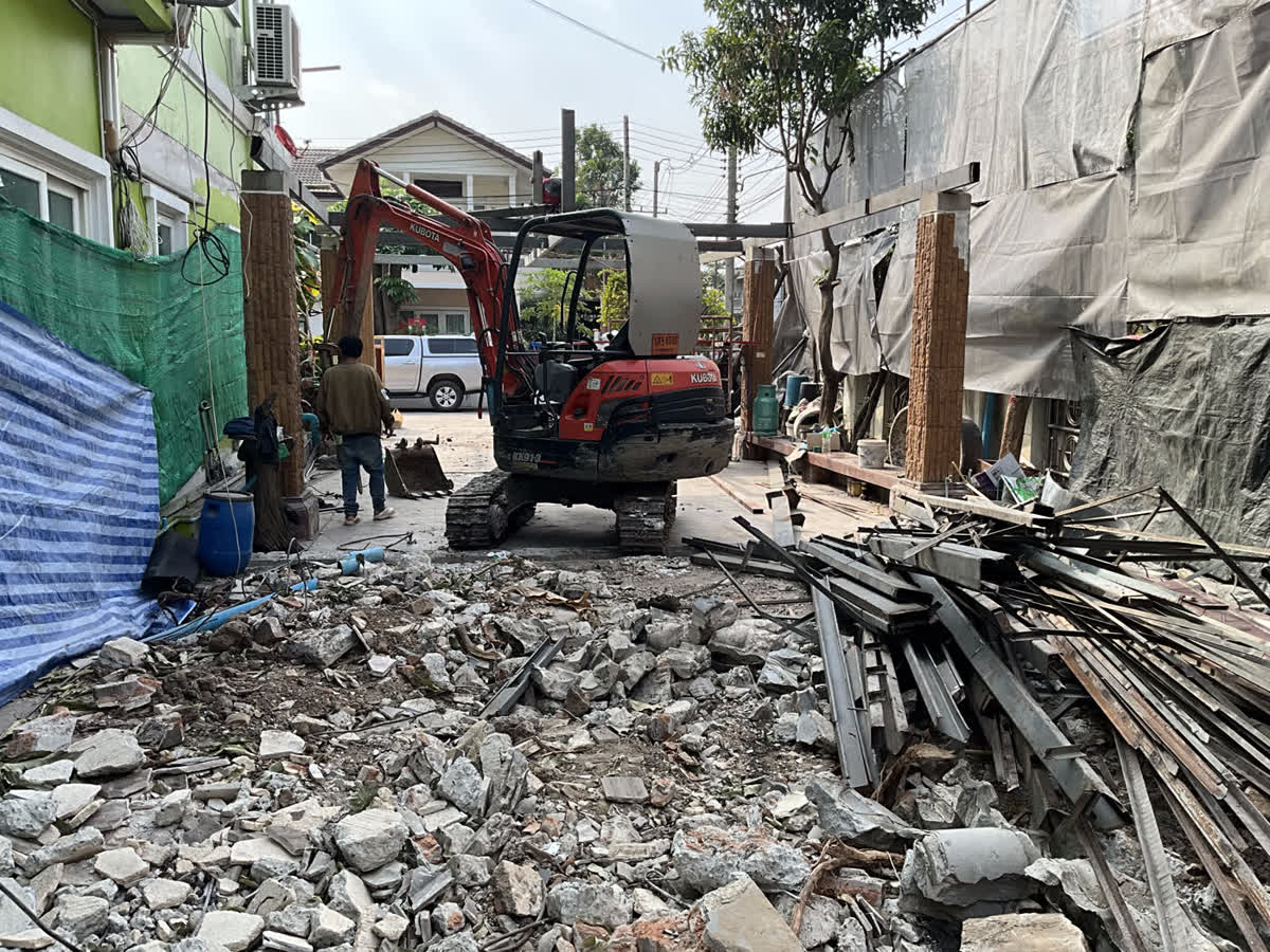 กองเศษคอนกรีตและเหล็กรื้อคัดแยกเตรียมขนออก