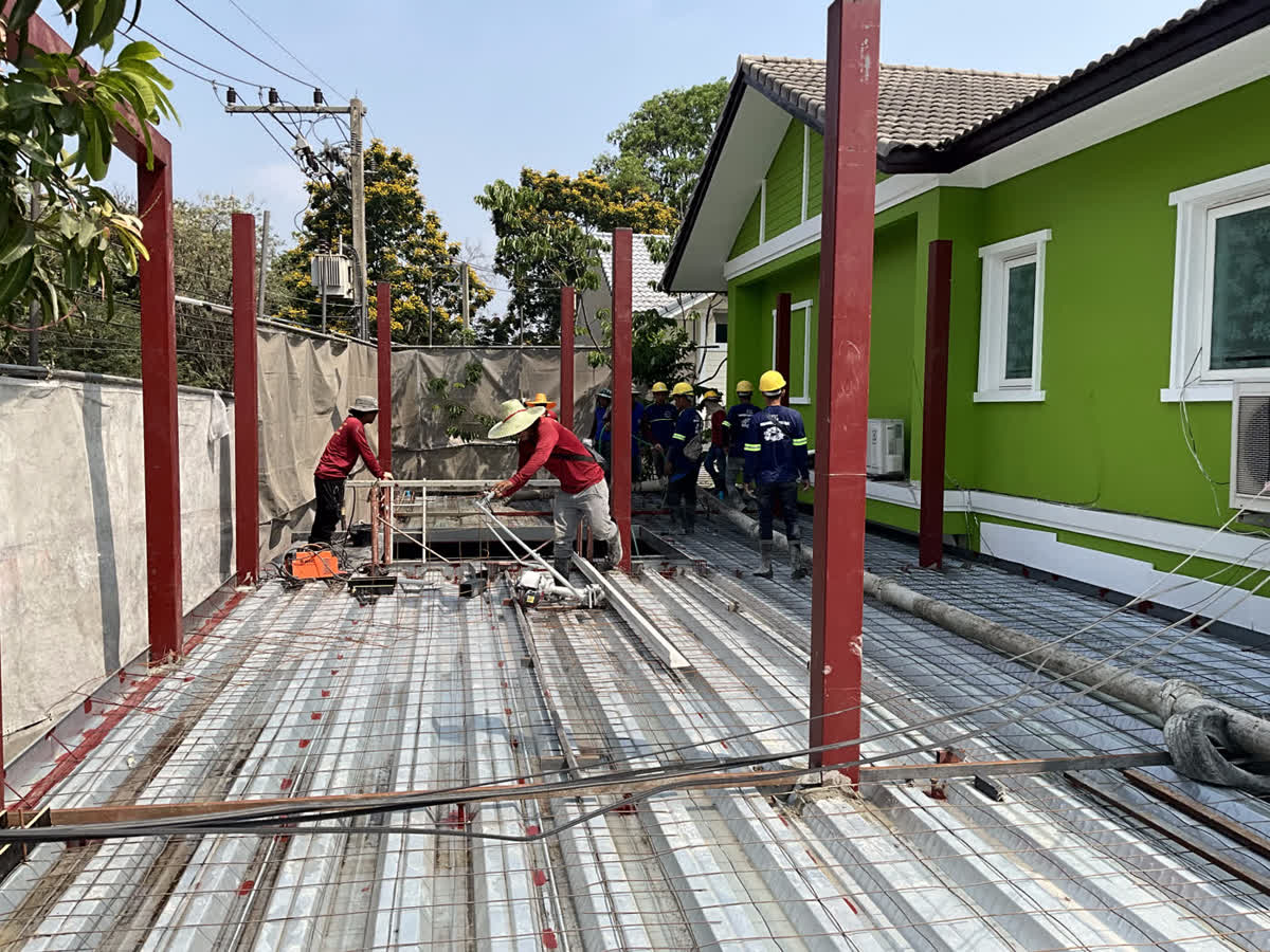 ทีมช่างเทคอนกรีตพื้นชั้นลอยบนแผ่น Steel Deck