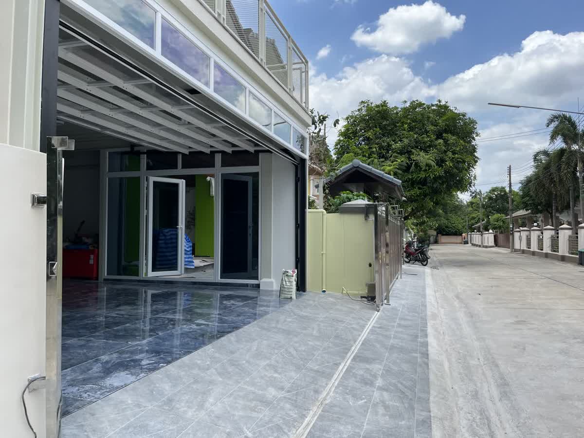 รีโนเวทบ้าน 2 ชั้นและต่อเติมโรงจอดรถ หมู่บ้านฟ้าปิยรมย์ คลอง 5
