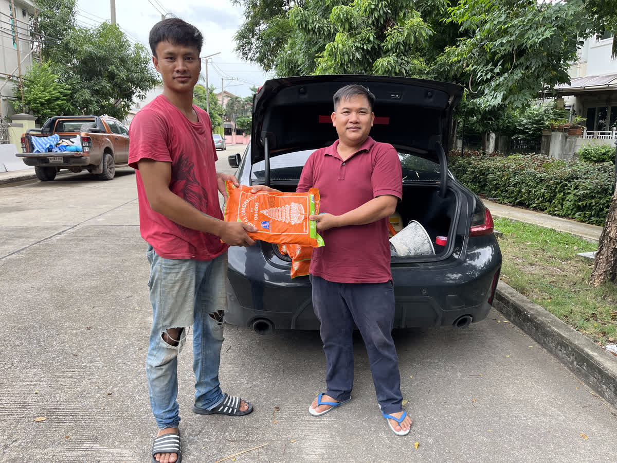 ผู้บริหารมอบข้าวสารขอบคุณช่างหนุ่มประจำโครงการ