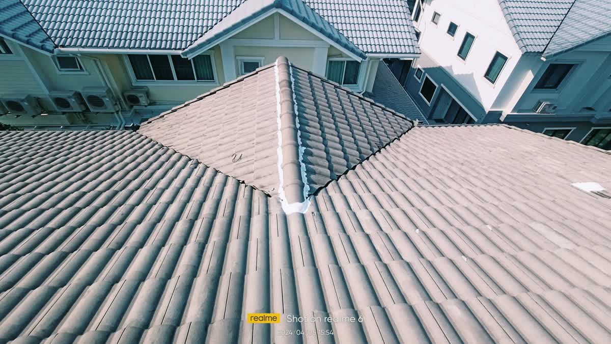 หลังคาเดิมสีซีดจางก่อนทาสีใหม่