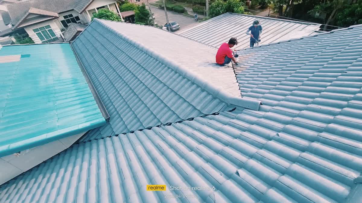 ทีมช่างทาสีหลังคาด้วยสี TOA Roof Paint
