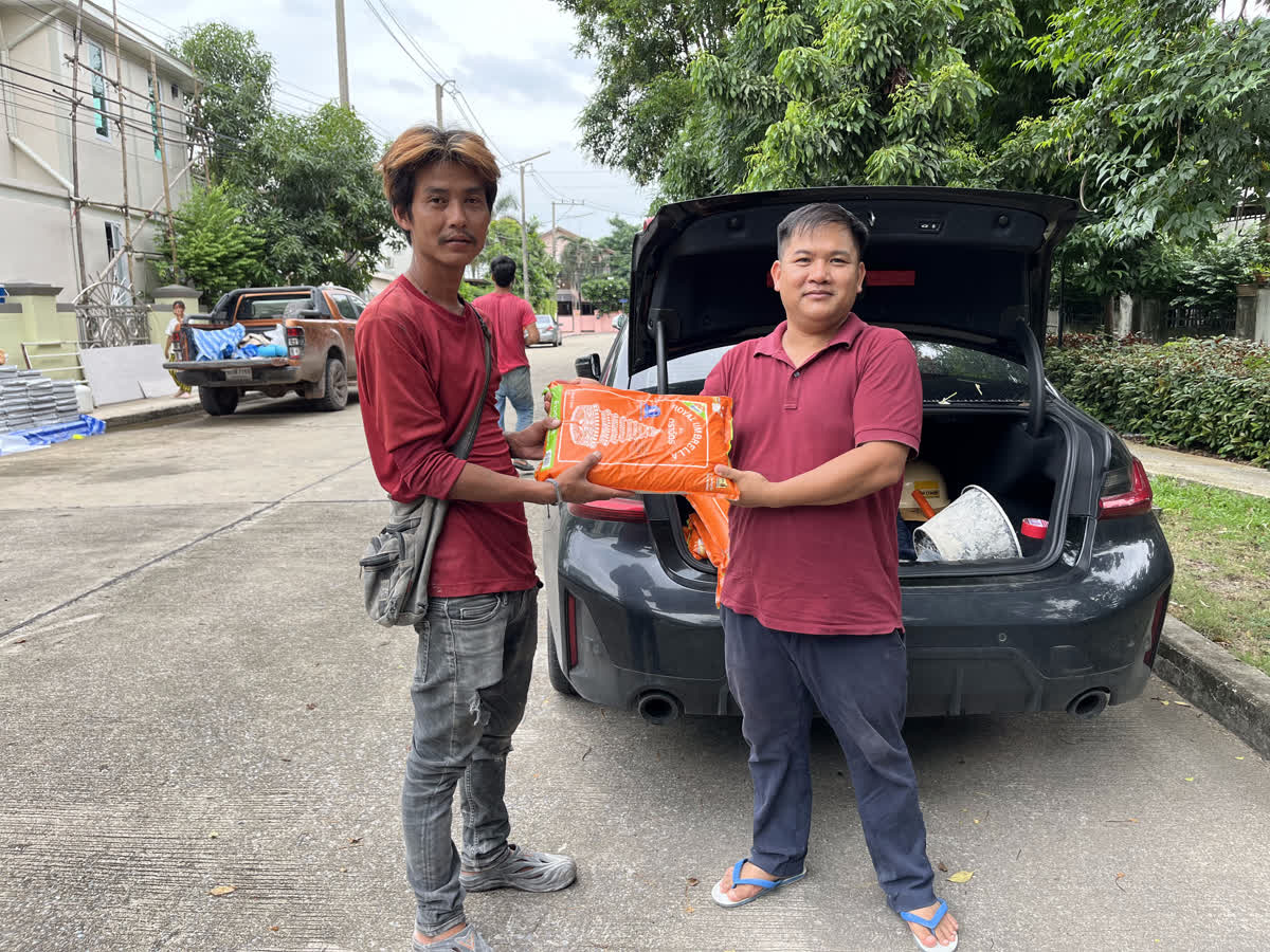 มอบข้าวสารให้ช่างประจำโครงการอีกท่าน