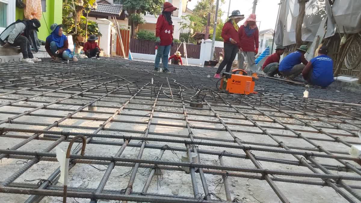 ทีมช่างผูกเหล็กตะแกรงเตรียมเทพื้นคอนกรีตรอบบ้าน