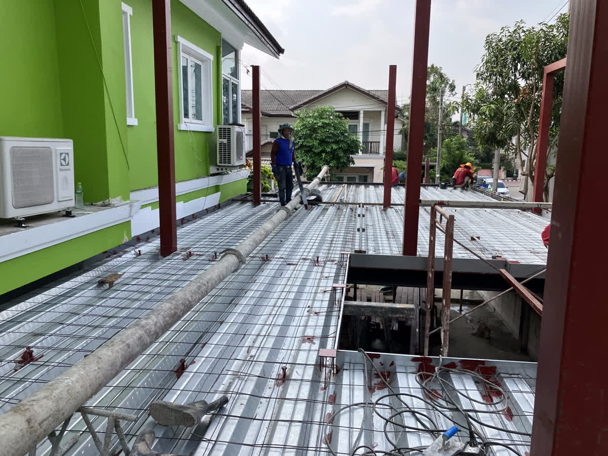 ติดตั้งพื้นชั้นลอยระบบ Steel Deck บนโครงเหล็ก