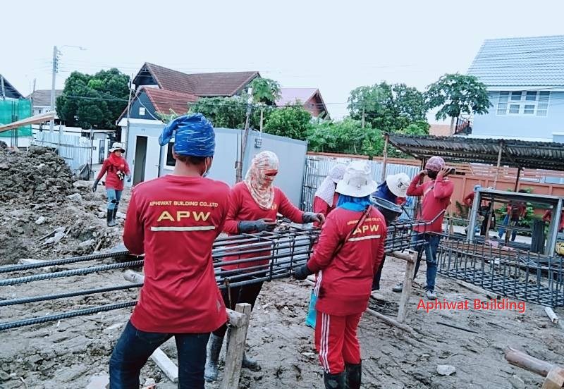 ทีมช่าง APW ขนย้ายเหล็กเสริมฐานราก