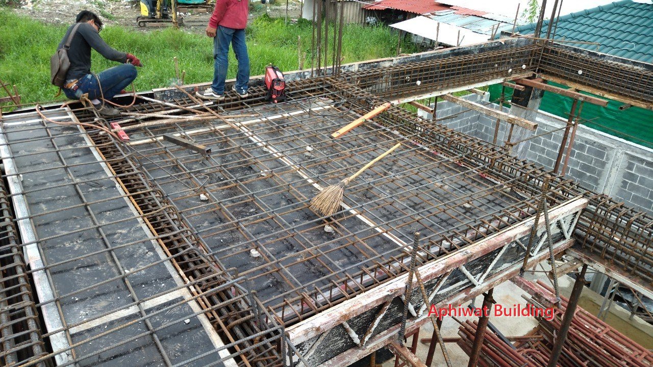 เหล็กพื้นและคานก่อนเท