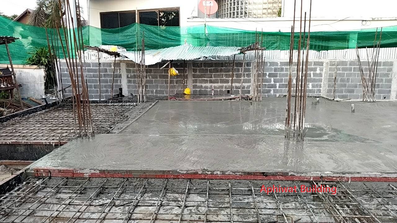 เทพื้นสระเสร็จ