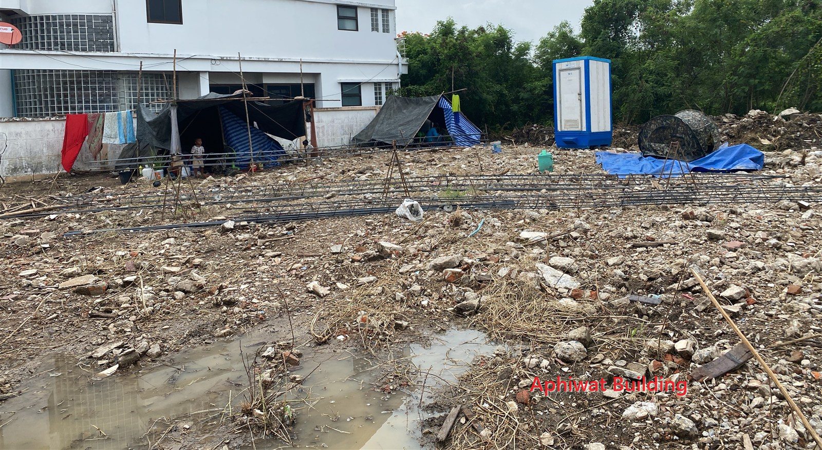 พื้นที่หน้างานพร้อมห้องน้ำชั่วคราว