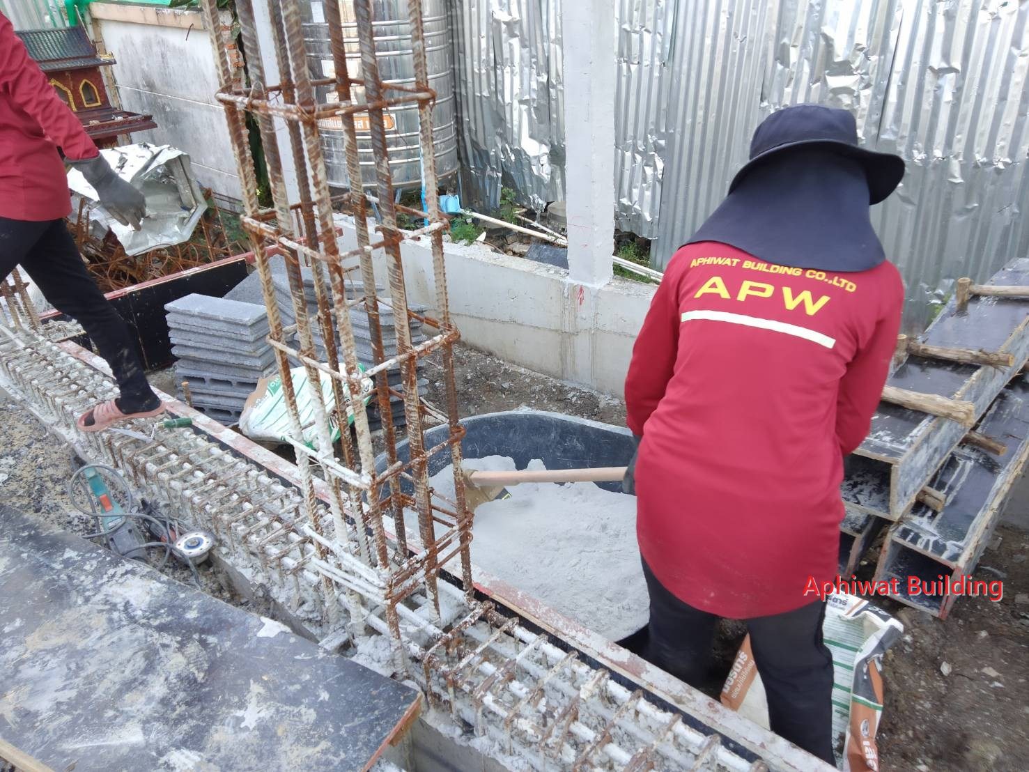 ทีมช่าง APW ระหว่างทำงาน
