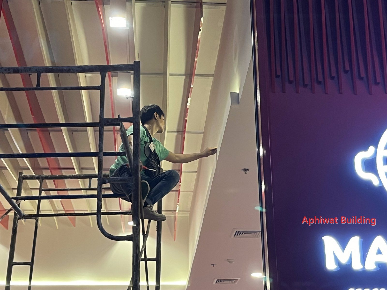 ตรวจป้ายหน้าร้านช่วงกลางคืน