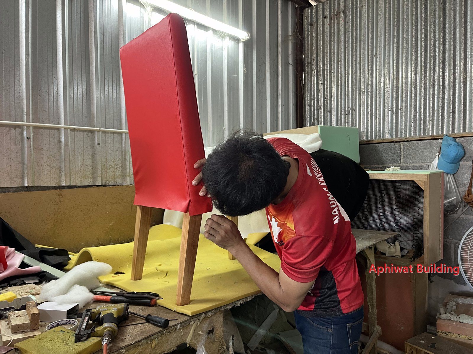 บุเก้าอี้หนังสีแดง (21 ก.ย. 67)