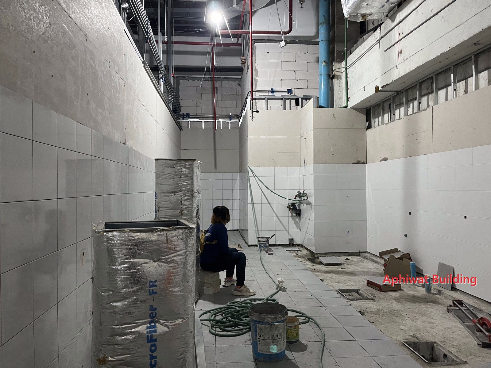 ปูกระเบื้องผนังครัว (4 ก.ย. 67)