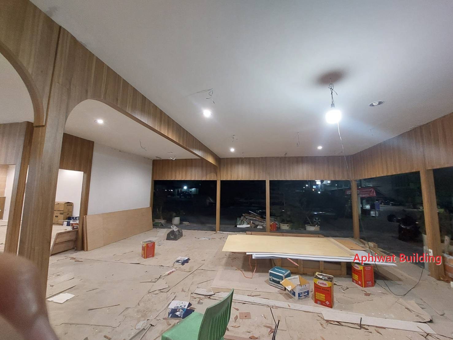 ภายในร้านใต้ซุ้มโค้งลายไม้