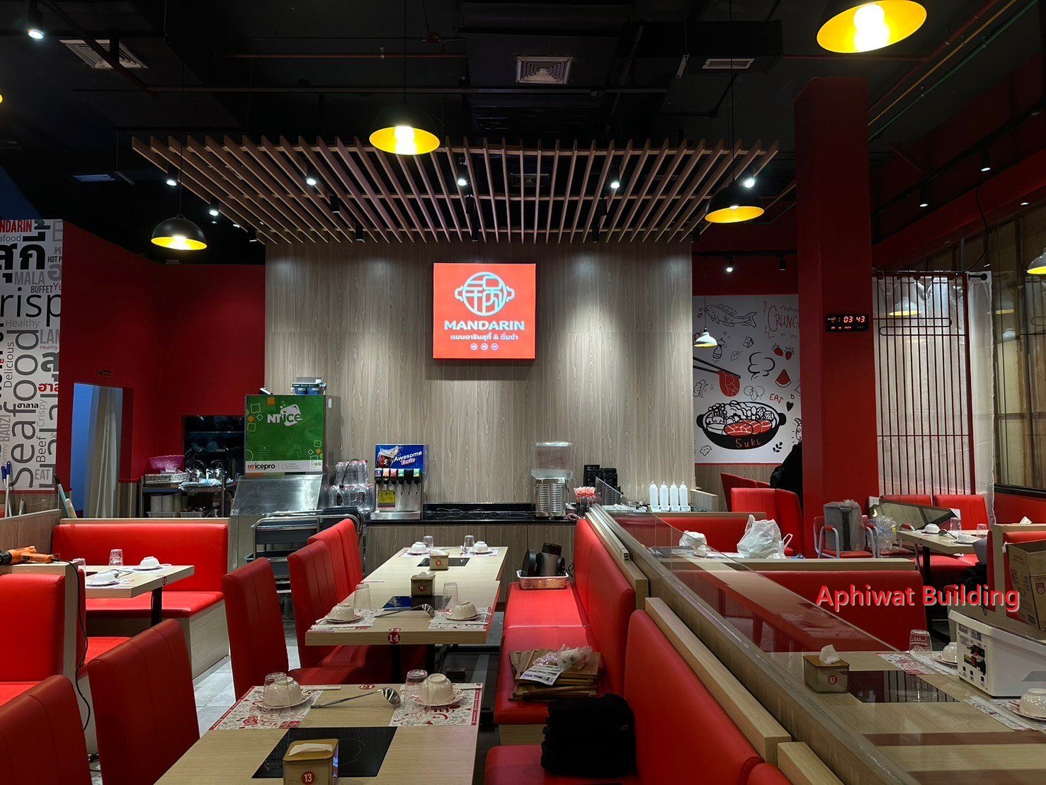 ภาพรวมร้านใต้ฝ้าระแนงไม้