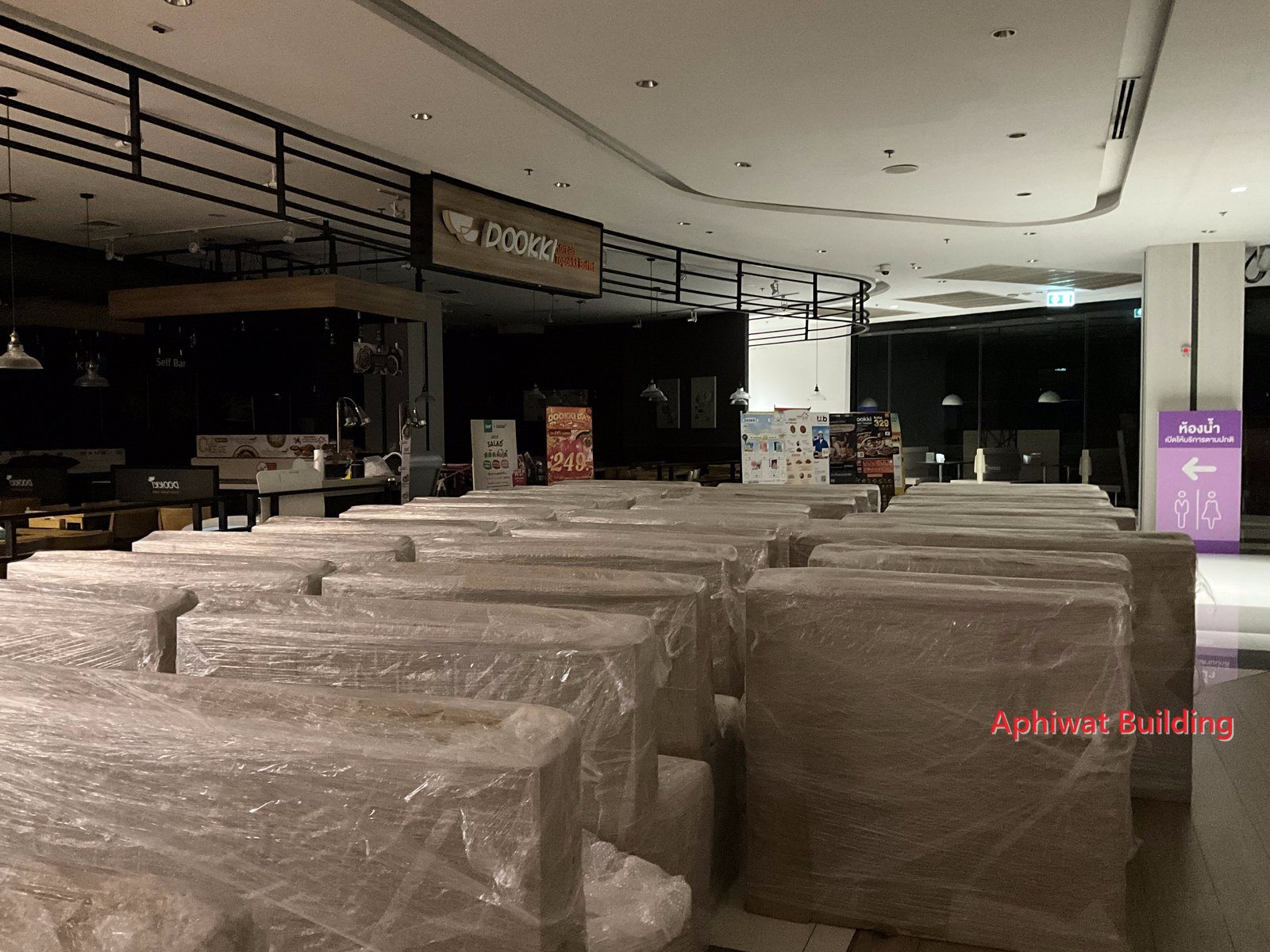 บูธที่นั่งห่อพลาสติกกันรอยรอขนเข้า (23 ก.พ. 02:02 น.)
