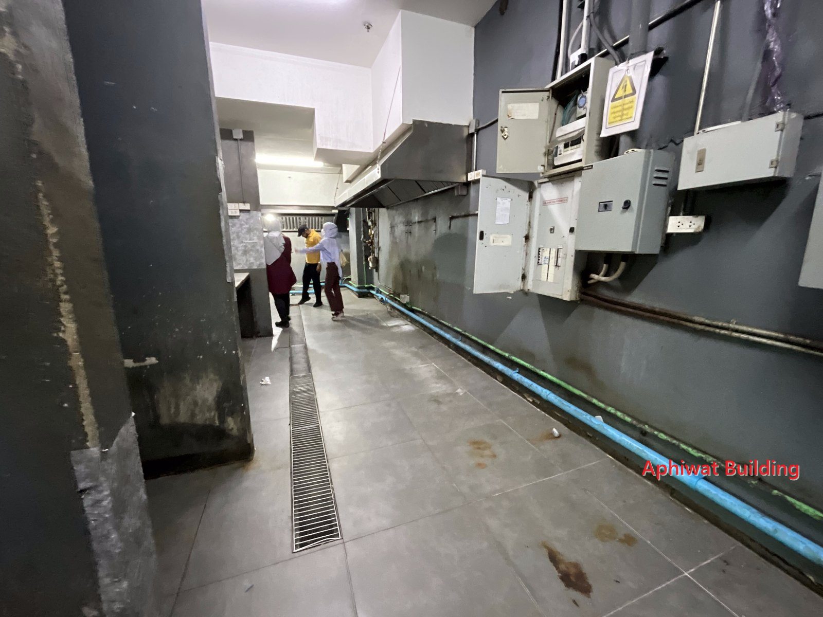 ตรวจตู้ไฟและแนวท่อในโซนครัว